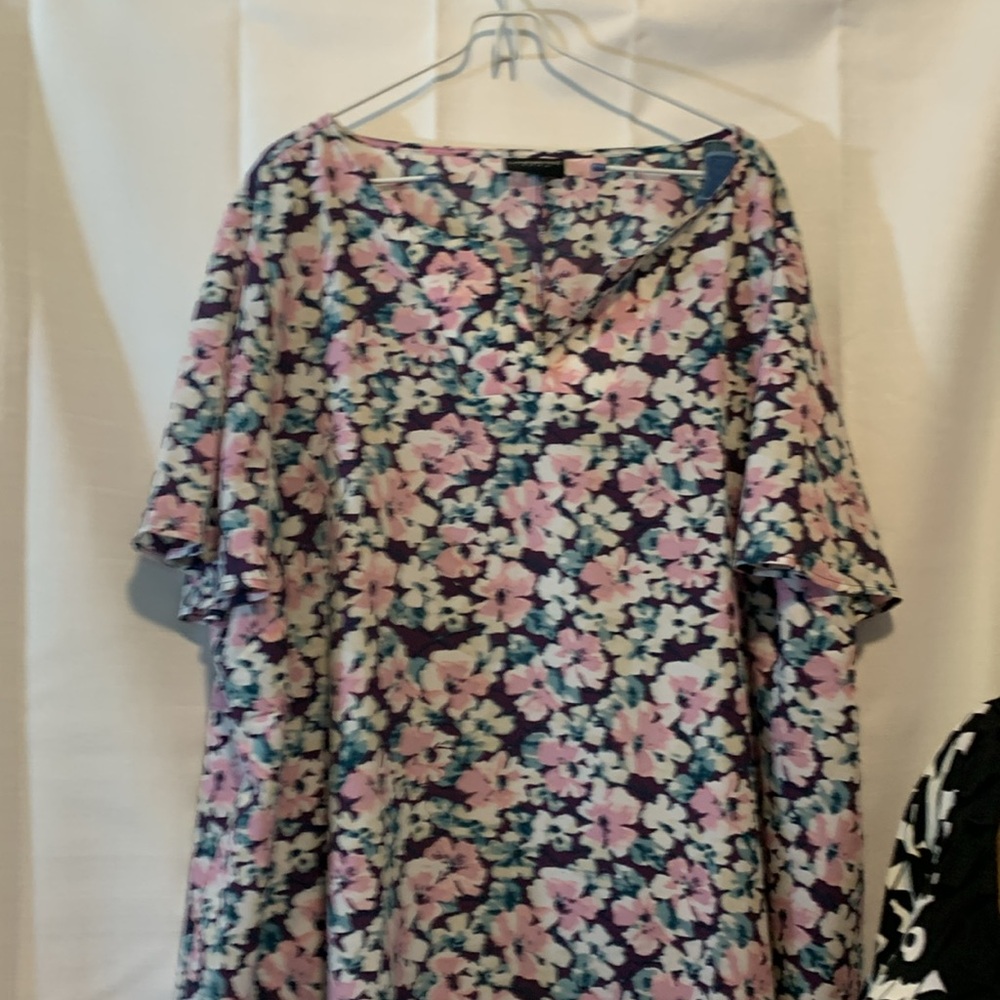 Lane Bryant 5X Blouse/Top- Floral Tunic Short Sleeves. Slenderizing V- Neck EUC - Picture 5 of 8